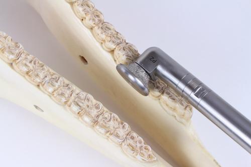 Radii and edge milling cutters with tightening thread